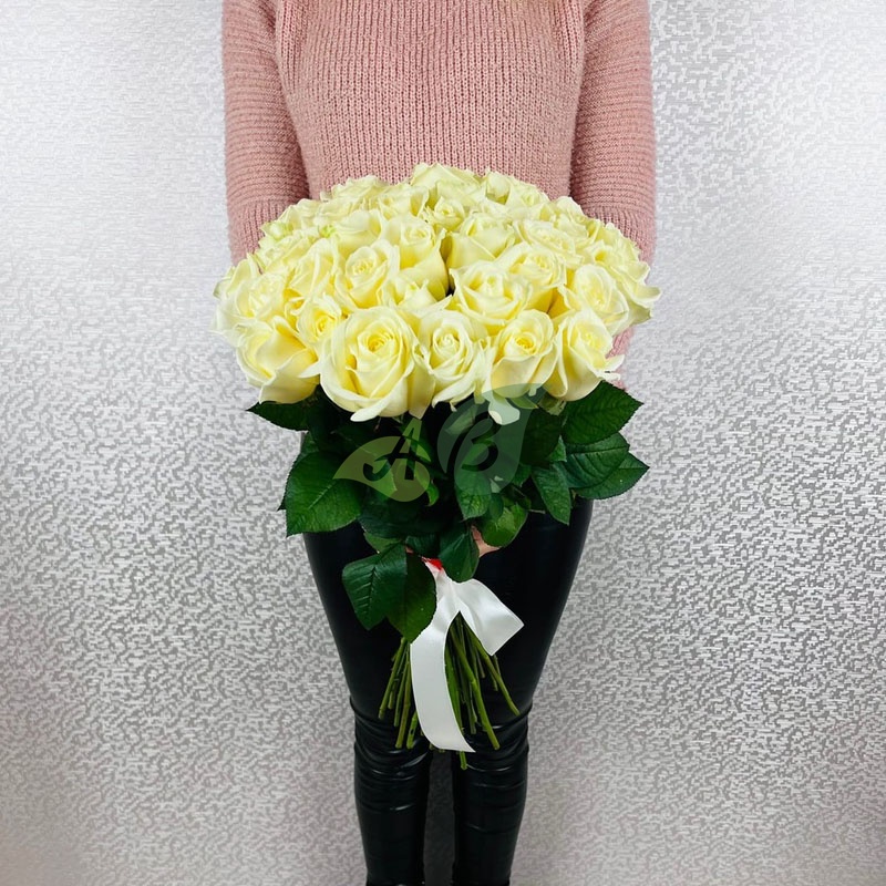 Небольшой букет из 35 белых роз